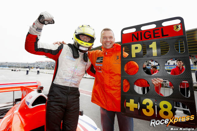 Nigel Melker is de 'Rainman' en wint laatste race FA1